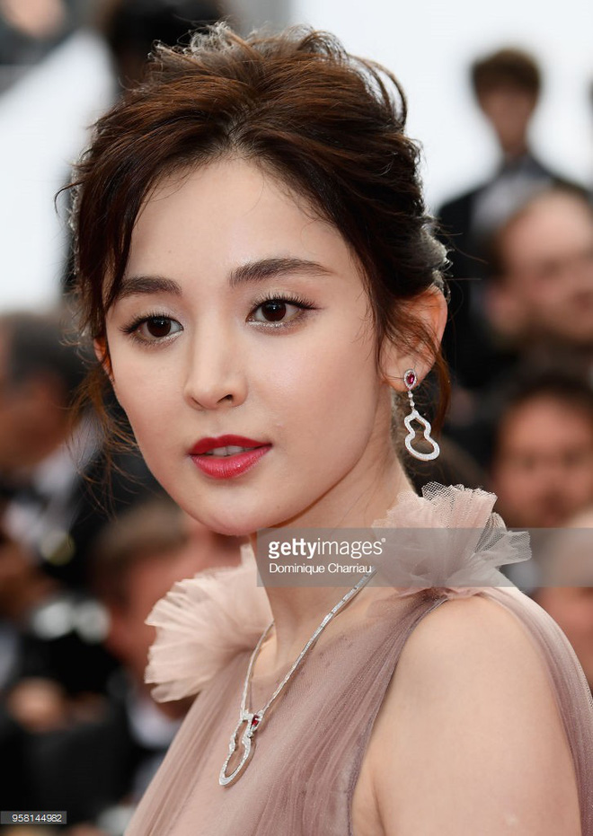 Cannes 2018: Vắng bóng Phạm Băng Băng, mỹ nhân Tân Cương được cư dân mạng khen ngợi hết lời Cannes 2018: Vắng bóng Phạm Băng Băng, mỹ nhân Tân Cương được cư dân mạng khen ngợi hết lời